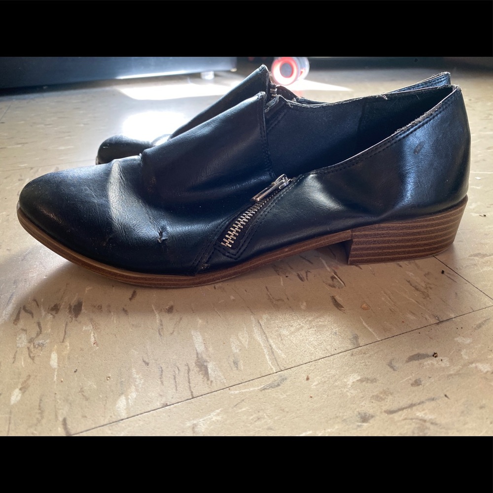 Leather low top shoes
